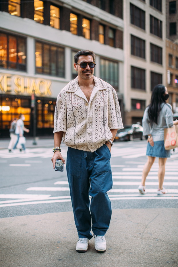Stylizacje z NYFW wiosna-lato 2022 street fashion