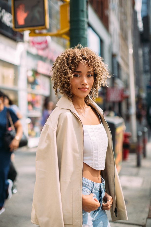 Stylizacje z NYFW wiosna-lato 2022 street fashion