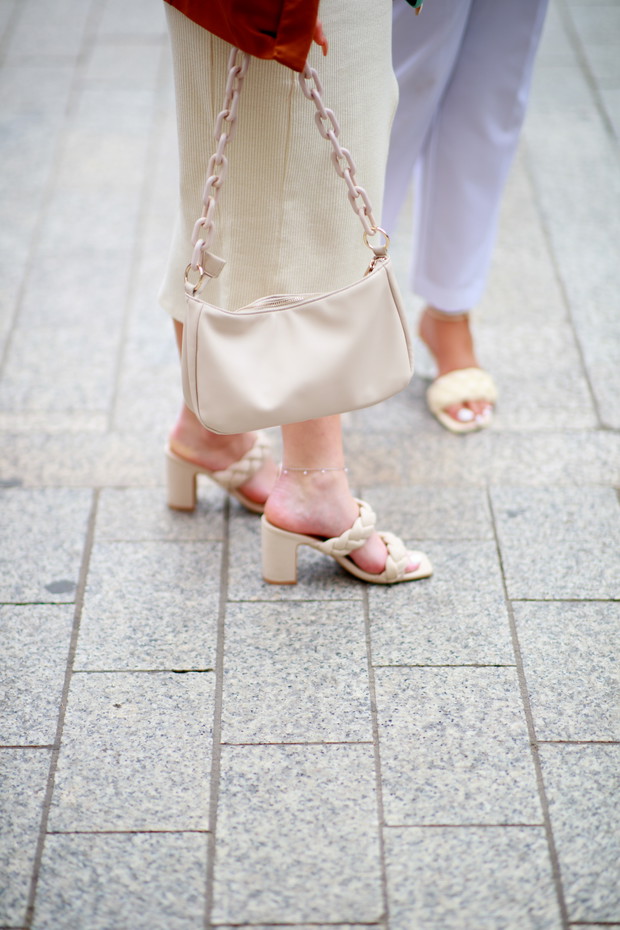 Torebki, buty, dodatki prosto z ulic Paryża: street fashion haute couture fashion week jesień-zima 2021/2022