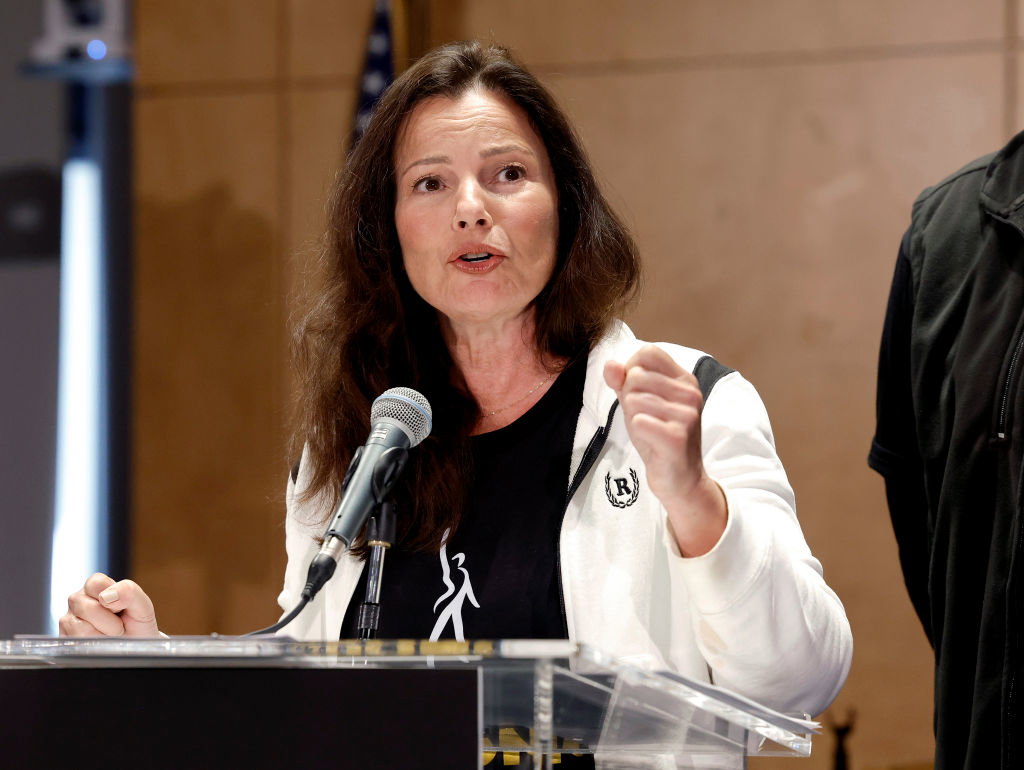 Fran Drescher: jak serialowa “Niania” stała się głosem kobiet walczących o zdrowie i równość?
