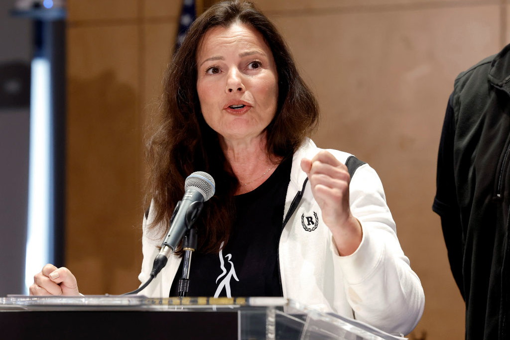 Fran Drescher: jak serialowa “Niania” stała się głosem kobiet walczących o zdrowie i równość?