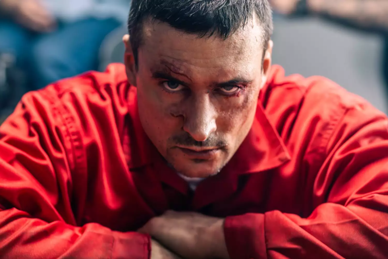 Ten mocny polski serial z Mateuszem Damięckim trzyma w napięciu jak szwedzki kryminał. Produkcję pełną zwrotów akcji obejrzysz w jeden wieczór