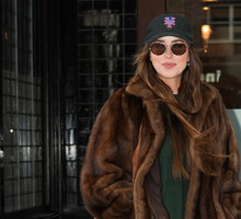 Czekoladowy płaszcz mob wife to mocny trend na jesień. Dakota Johnson zestawia go z wydłużającymi nogi jeansami