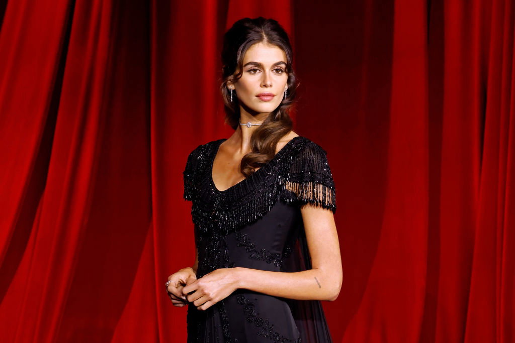 Kaia Gerber do złudzenia przypomina Audrey Hepburn w kreacji “Old Hollywood” inspirowanej filmem “My Fair Lady”