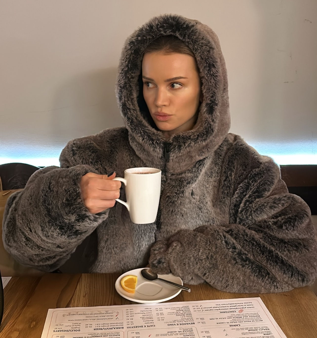 Maffashion i Monika Olejnik już okrzyknęły “teddy bear coat” najmodniejszą kurtką na zimę 2025. Pluszowy model otula jak najcieplejszy koc