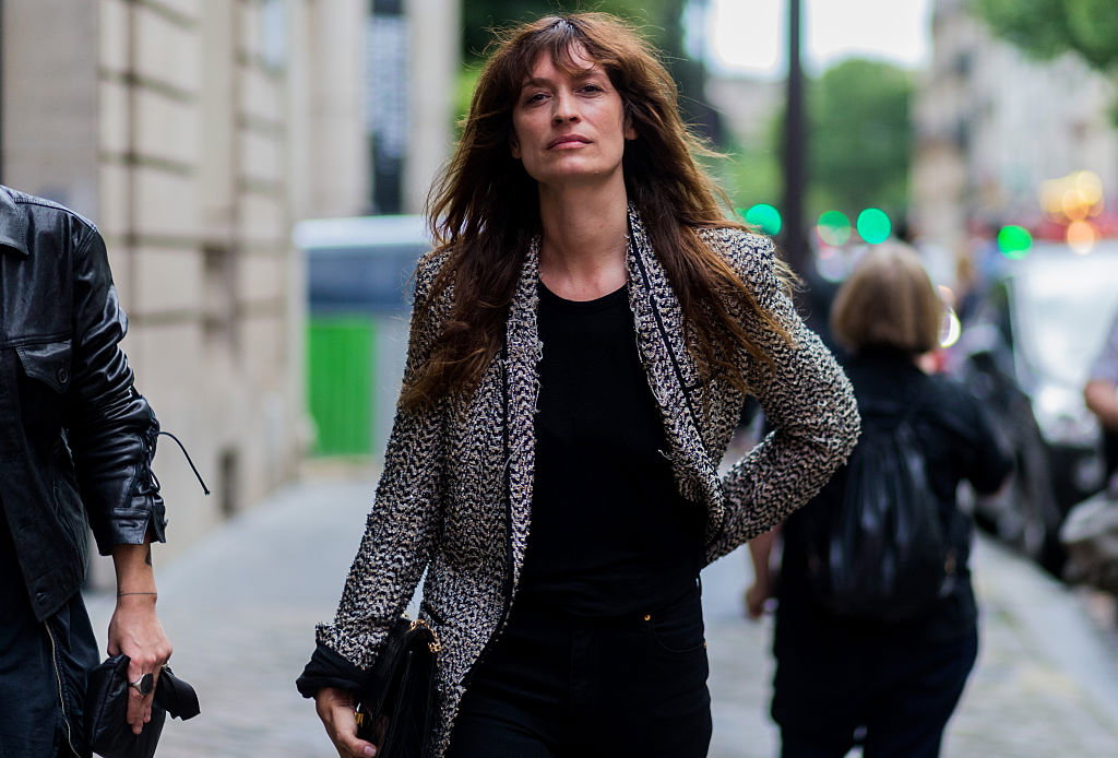 Caroline de Maigret na paryskiej ulicy