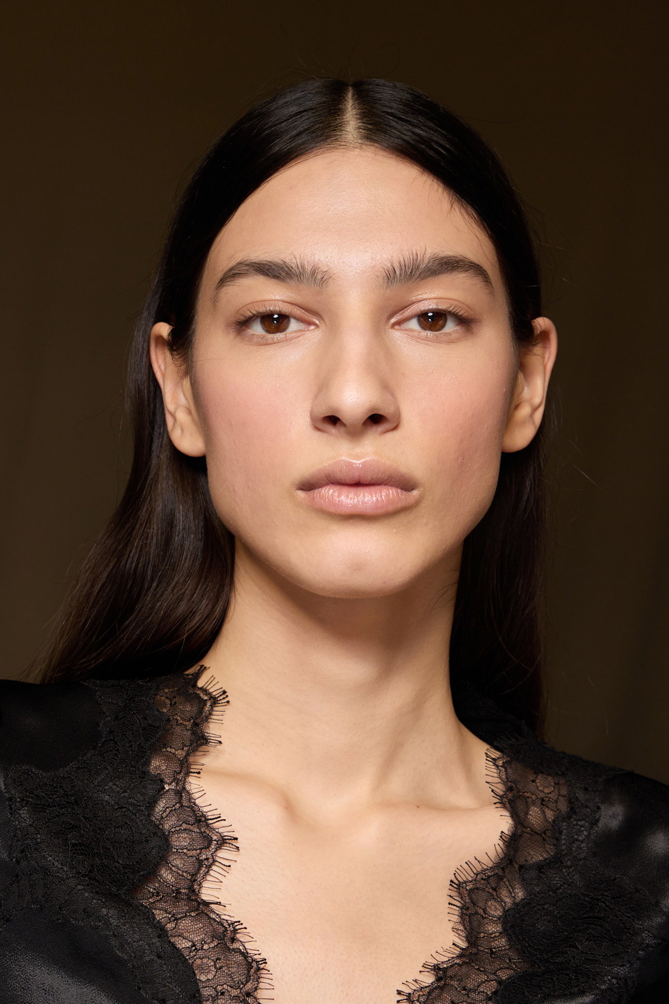 Make up no make up w 2025 roku będzie wyglądał inaczej. Znika mocne rozświetlenie, a w zamian wchodzi zapomniany trend