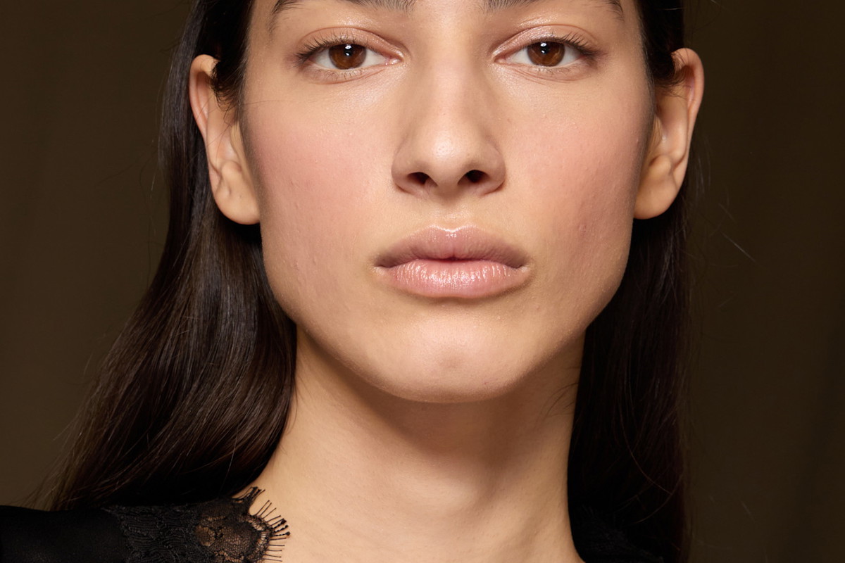 Make up no make up w 2025 roku będzie wyglądał inaczej. Znika mocne rozświetlenie, a w zamian wchodzi zapomniany trend