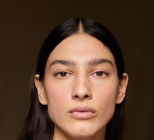 Make up no make up w 2025 roku będzie wyglądał inaczej. Znika mocne rozświetlenie, a w zamian wchodzi zapomniany trend