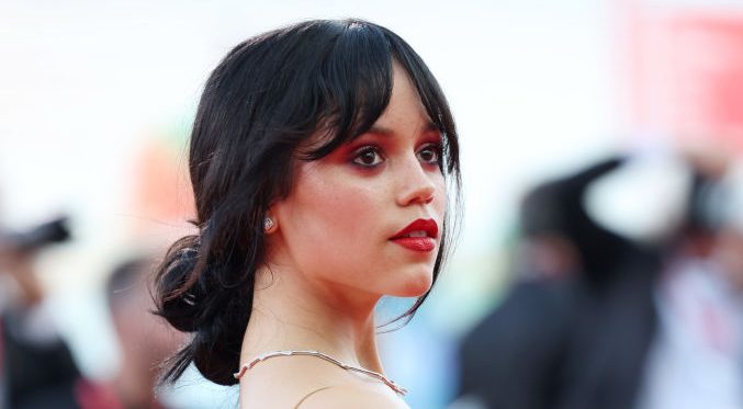 Ortega i Winona Ryder promują Sok z żuka na festiwalu w Wenecji