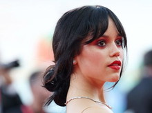 Ortega i Winona Ryder promują Sok z żuka na festiwalu w Wenecji