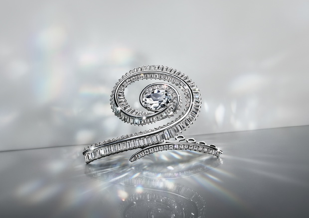 Swarovski x Ariana Grande Capsule Collection_Tier_1_clip earrings_5720866_A3_Bangle_5720863_72DPI_RGB