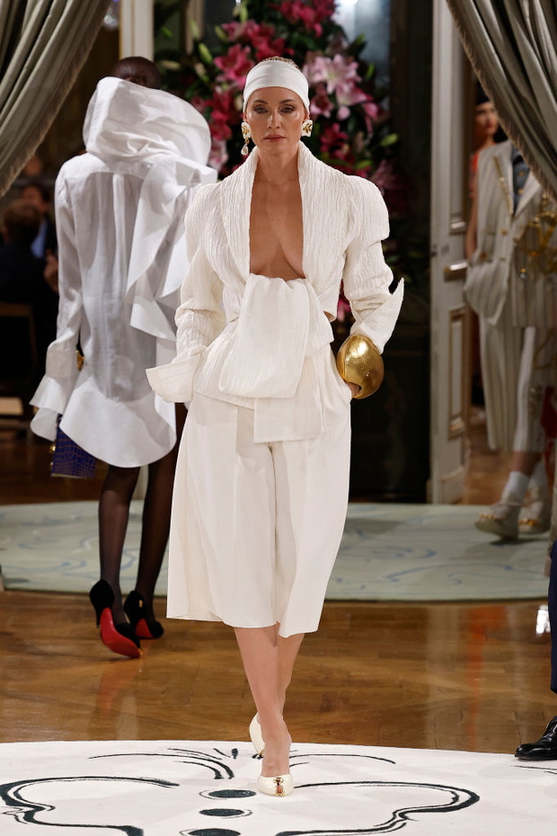 Schiaparelli : Runway - Paris Fashion Week - Womenswear Spring/Summer 2024