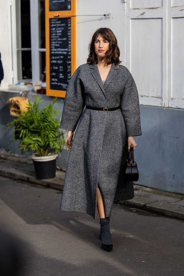 Street Style - Paris Fashion Week - Haute Couture Spring-Summer 2025 - Day One