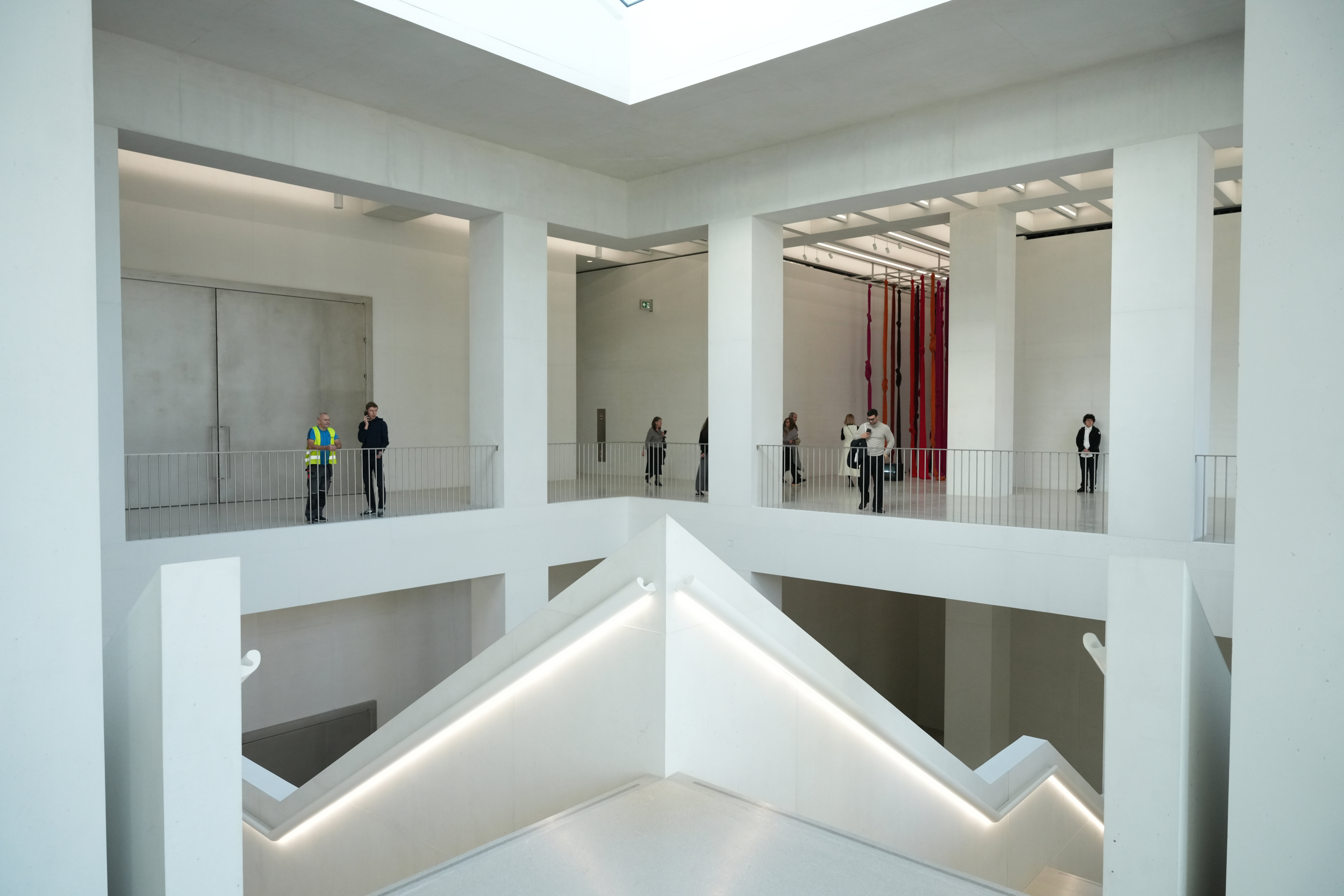 Konferencja przed otwarciem Muzeum Sztuki Nowoczesnej