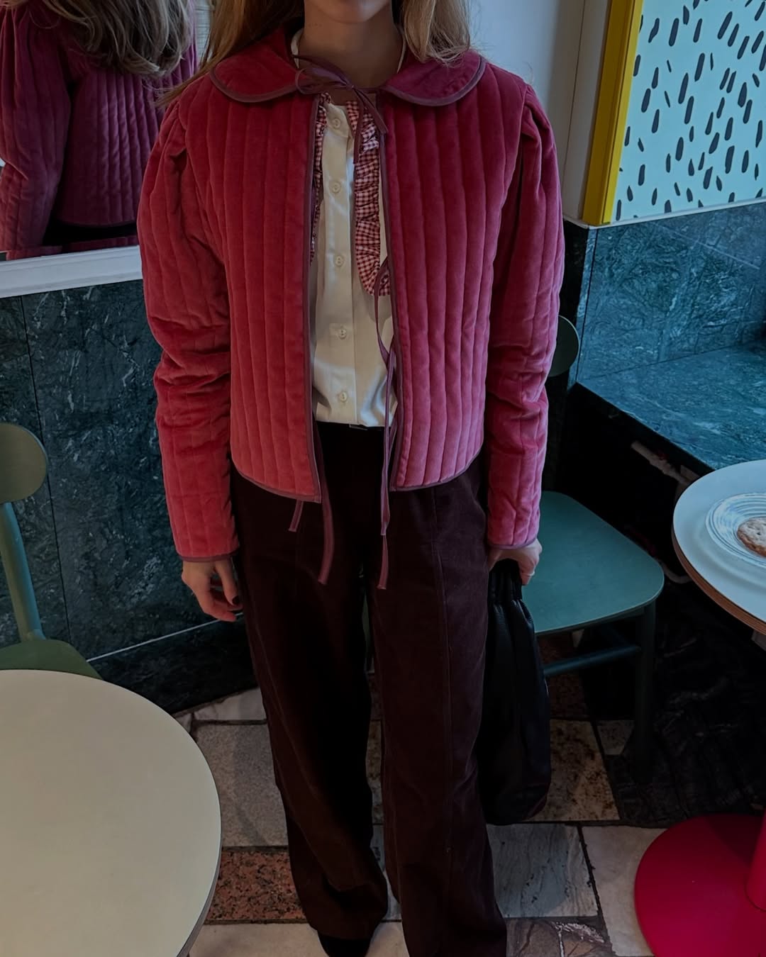 Francuskie "it-girls" oszalały na punkcie bow jacket z aksamitu. To najmodniejsza kurtka wiosny 2025