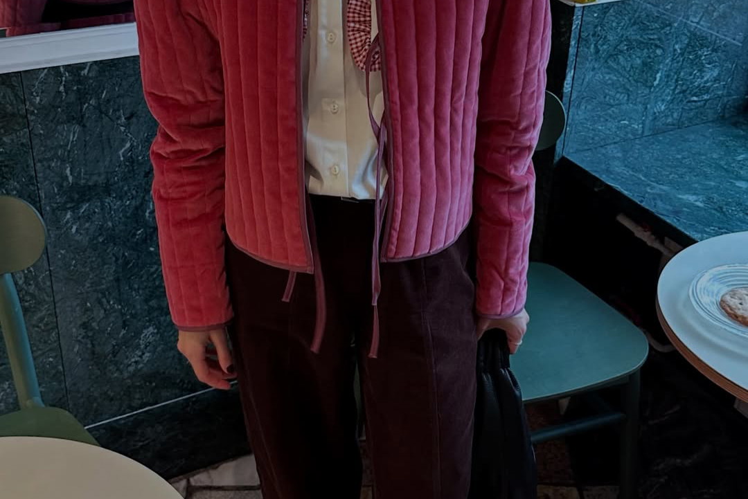 Francuskie "it-girls" oszalały na punkcie bow jacket z aksamitu. To najmodniejsza kurtka wiosny 2025