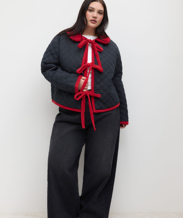 Francuskie "it-girls" oszalały na punkcie bow jacket z aksamitu. To najmodniejsza kurtka wiosny 2025