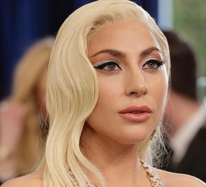 Lady Gaga i makeup w stylu Hollywood vibe