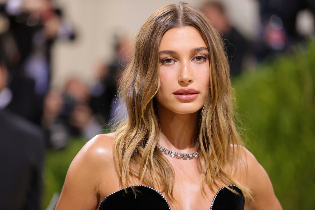Hailey Bieber sombre