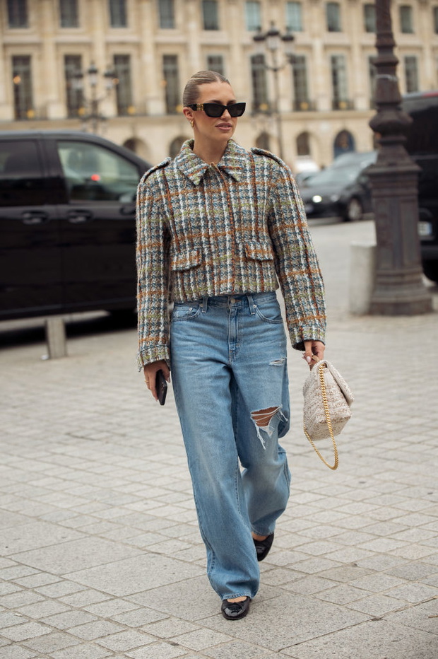 Street Style - Paris Fashion Week - Womenswear Spring/Summer 2023 : Day Four