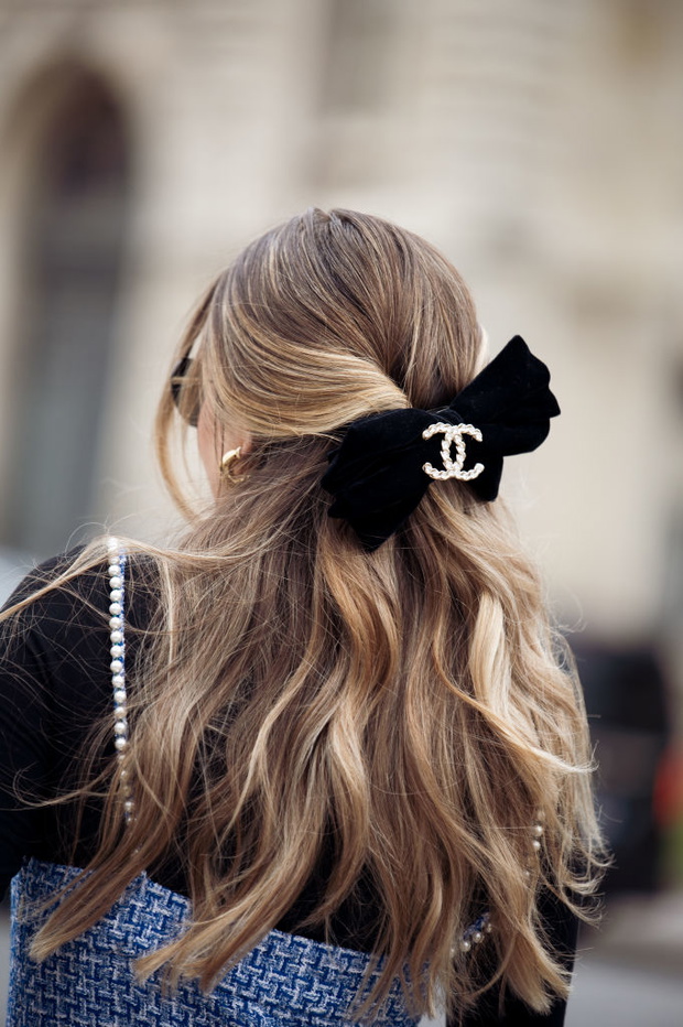 Street Style - Paris Fashion Week - Womenswear Fall Winter 2023 2024 : Day Nine