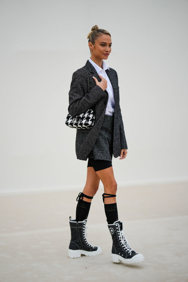 Street Style - Paris Fashion Week - Womenswear Spring/Summer 2023 : Day Two
