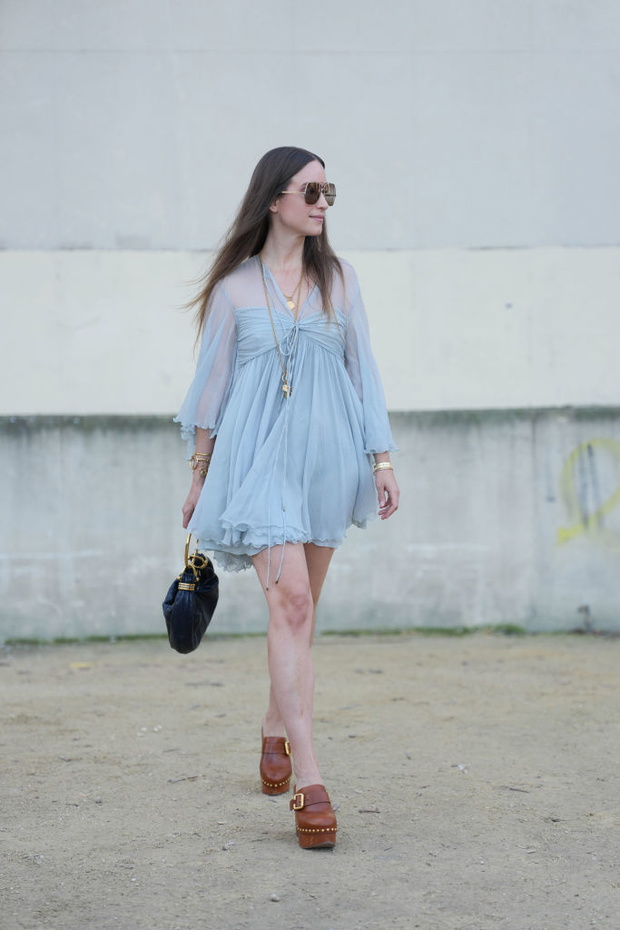 Street Style - Paris Fashion Week - Womenswear Fall/Winter 2025/2026 - Day Four