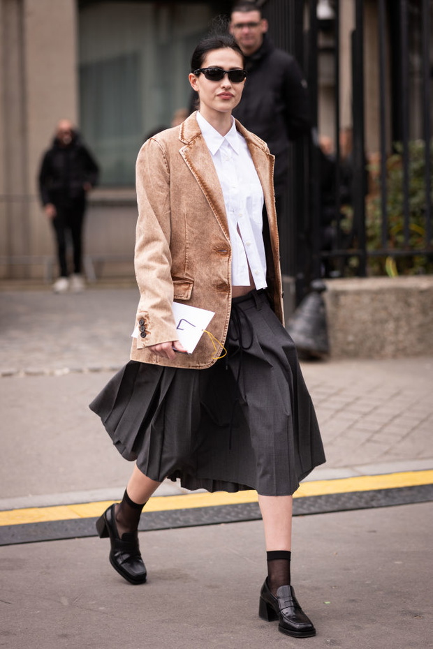 Street Style - Paris Fashion Week - Womenswear Fall Winter 2023 2024 : Day Nine