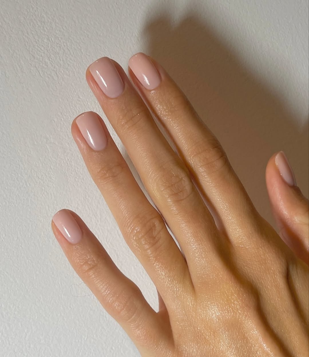 Beżowe paznokcie – inspiracje, trendy i pomysły na manicure krok po kroku