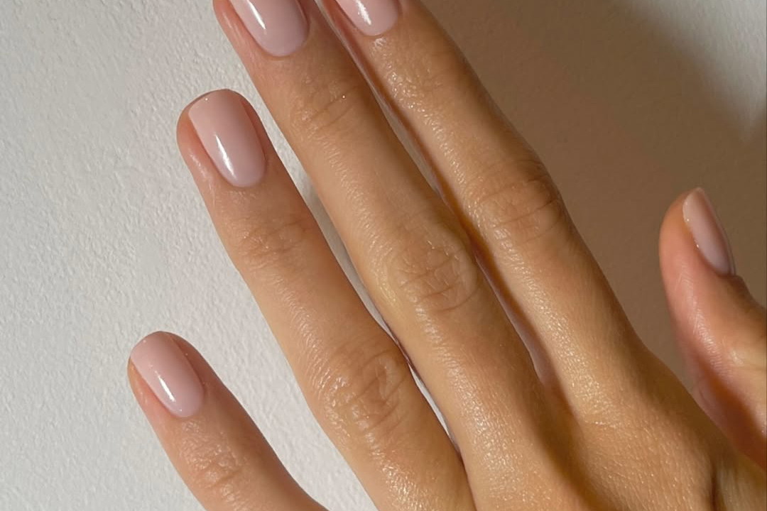 Beżowe paznokcie – inspiracje, trendy i pomysły na manicure krok po kroku