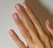 Beżowe paznokcie – inspiracje, trendy i pomysły na manicure krok po kroku