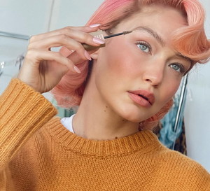 Gigi Hadid makijaż oczu kolorowy
