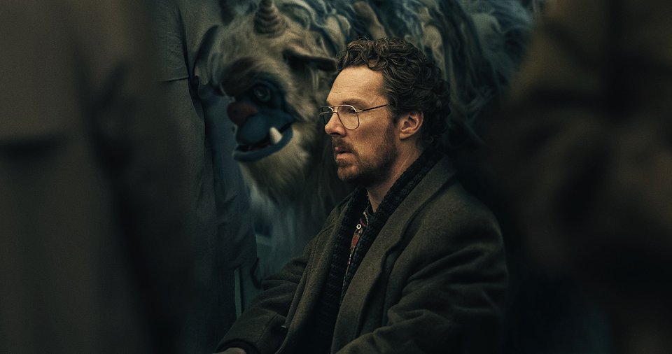 Najnowsza produkcja Netflixa “Eric” ma szansę spodobać się fanom mocnych serialowych wrażeń. Thriller z Benedictem Cumberbatchem w roli głównej opowiada historię ojca, który chce odzyskać zaginionego syna. Serial trafi na platformę jeszcze w tym miesiącu.