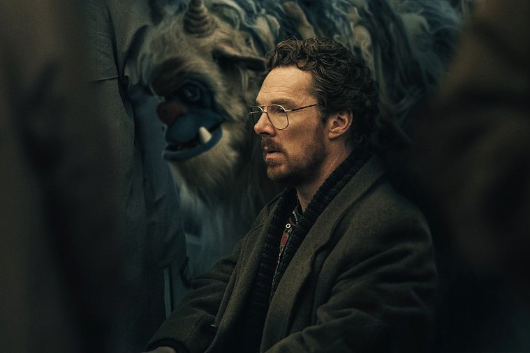 Najnowsza produkcja Netflixa “Eric” ma szansę spodobać się fanom mocnych serialowych wrażeń. Thriller z Benedictem Cumberbatchem w roli głównej opowiada historię ojca, który chce odzyskać zaginionego syna. Serial trafi na platformę jeszcze w tym miesiącu.