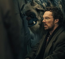 Najnowsza produkcja Netflixa “Eric” ma szansę spodobać się fanom mocnych serialowych wrażeń. Thriller z Benedictem Cumberbatchem w roli głównej opowiada historię ojca, który chce odzyskać zaginionego syna. Serial trafi na platformę jeszcze w tym miesiącu.