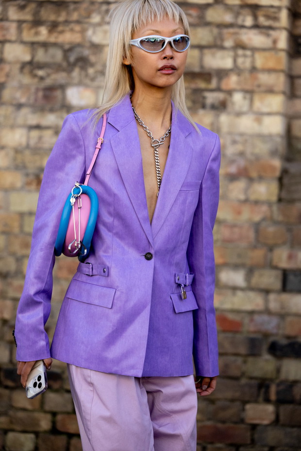 Jak noszą się teraz brytyjskie it-girls? Ponad 100 najlepszych stylizacji street style prosto z ulic Londynu LFW jesień-zima 2023/2024