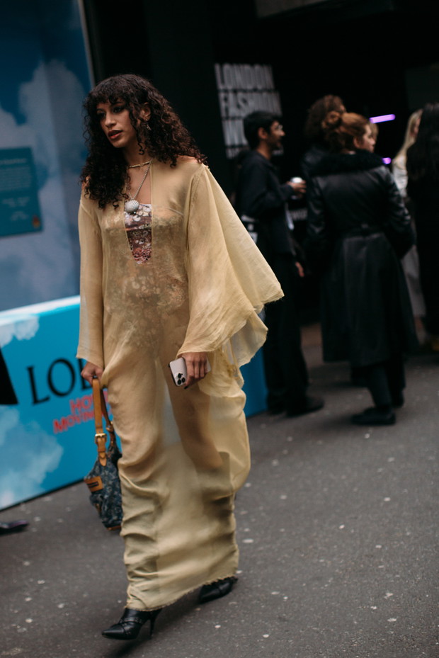 Jak noszą się teraz brytyjskie it-girls? Ponad 100 najlepszych stylizacji street style prosto z ulic Londynu LFW jesień-zima 2023/2024