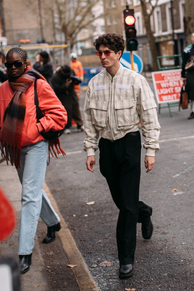 Jak noszą się teraz brytyjskie it-girls? Ponad 100 najlepszych stylizacji street style prosto z ulic Londynu LFW jesień-zima 2023/2024