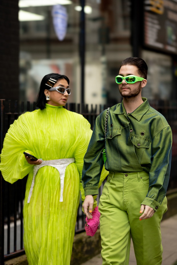 Jak noszą się teraz brytyjskie it-girls? Ponad 100 najlepszych stylizacji street style prosto z ulic Londynu LFW jesień-zima 2023/2024