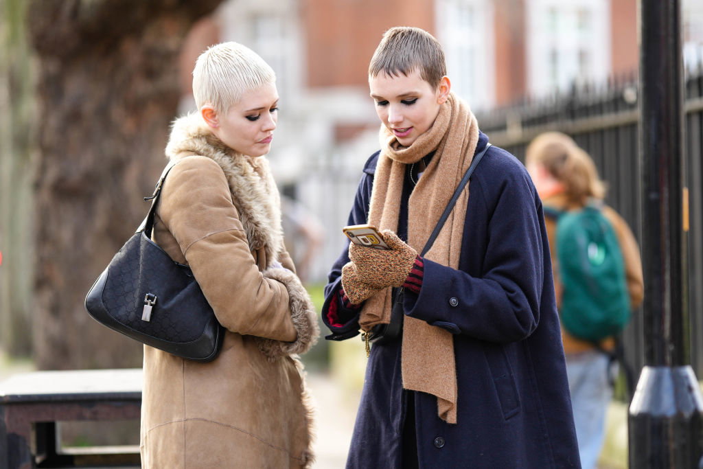 Jak noszą się teraz brytyjskie it-girls? Ponad 100 najlepszych stylizacji street style prosto z ulic Londynu [LFW jesień-zima 2023/2024]