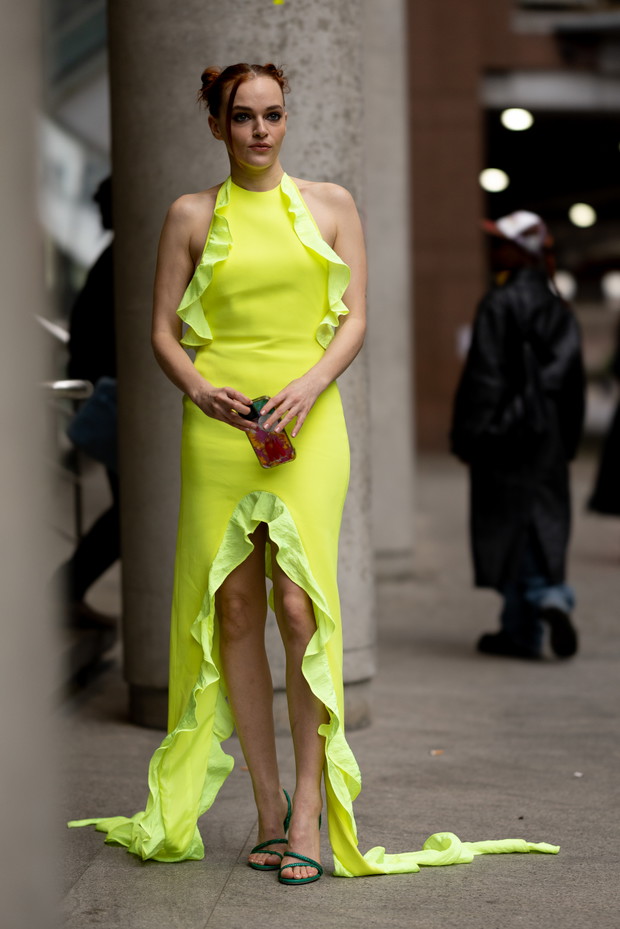 Jak noszą się teraz brytyjskie it-girls? Ponad 100 najlepszych stylizacji street style prosto z ulic Londynu LFW jesień-zima 2023/2024