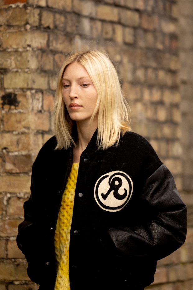 Jak noszą się teraz brytyjskie it-girls? Ponad 100 najlepszych stylizacji street style prosto z ulic Londynu LFW jesień-zima 2023/2024