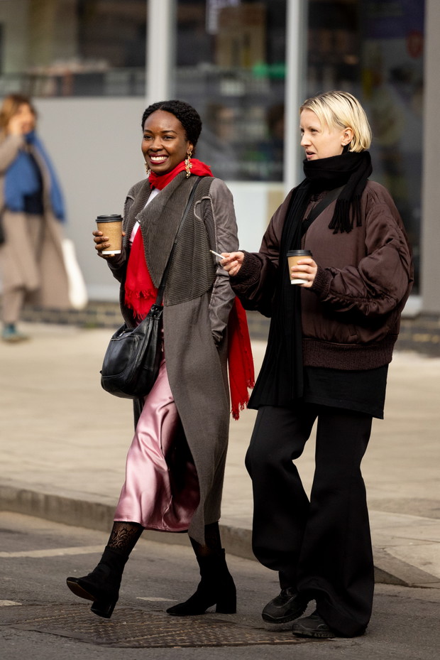 Jak noszą się teraz brytyjskie it-girls? Ponad 100 najlepszych stylizacji street style prosto z ulic Londynu LFW jesień-zima 2023/2024