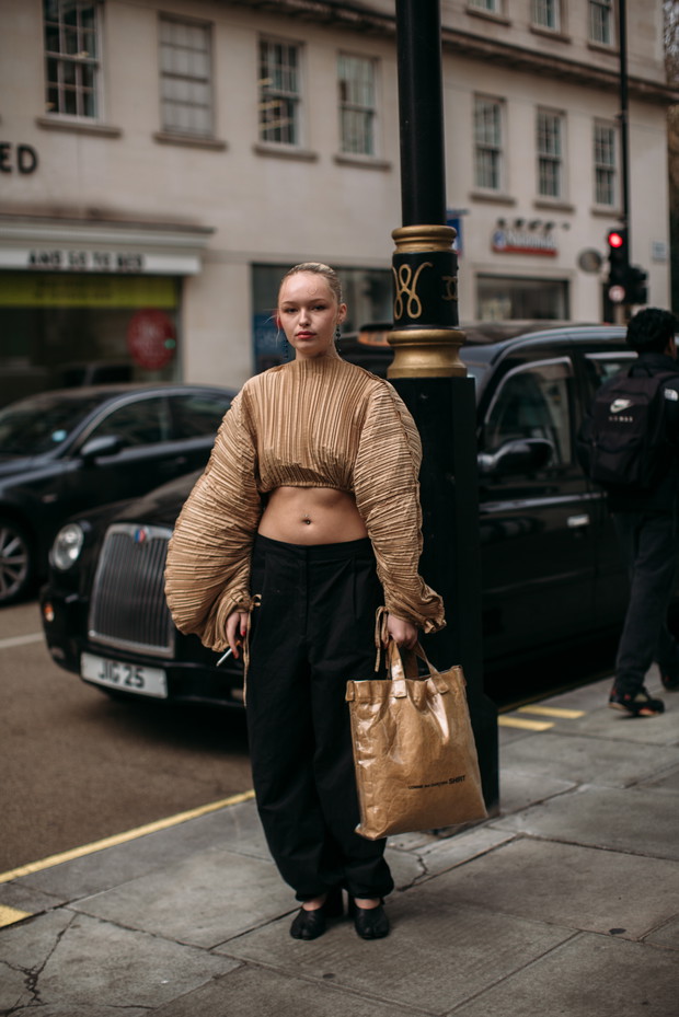 Jak noszą się teraz brytyjskie it-girls? Ponad 100 najlepszych stylizacji street style prosto z ulic Londynu LFW jesień-zima 2023/2024