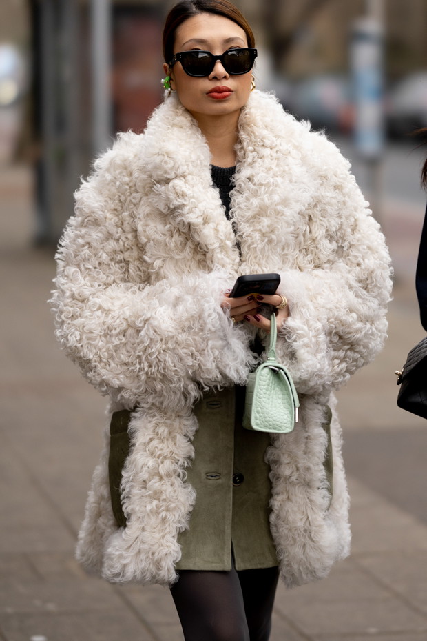 Jak noszą się teraz brytyjskie it-girls? Ponad 100 najlepszych stylizacji street style prosto z ulic Londynu LFW jesień-zima 2023/2024