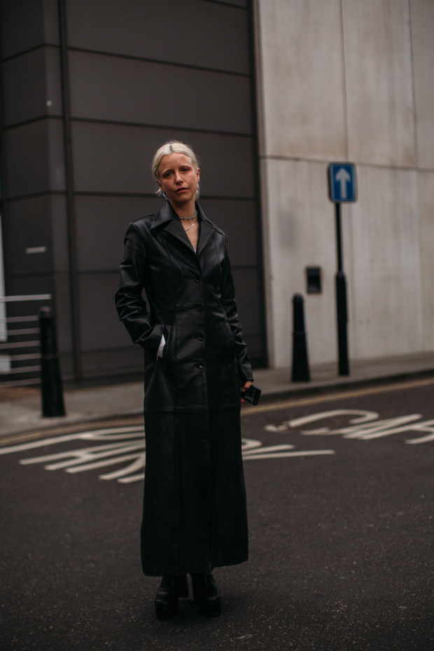Jak noszą się teraz brytyjskie it-girls? Ponad 100 najlepszych stylizacji street style prosto z ulic Londynu LFW jesień-zima 2023/2024