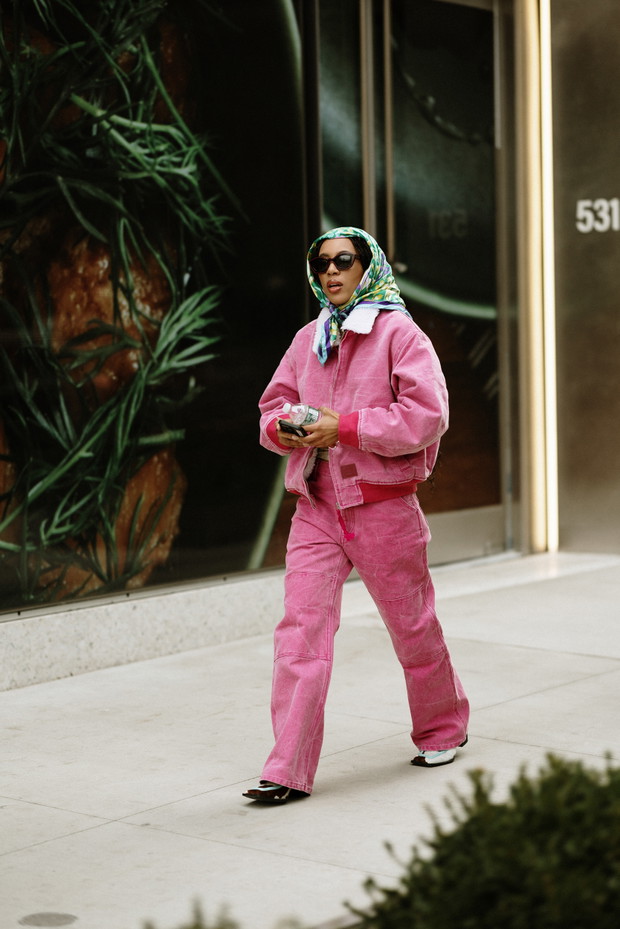 Jak noszą się teraz najbardziej stylowe dziewczyny z branży mody? Najmodniejsze stylizacje z ulic Nowego Jorku street style NYFW jesień-zima 2023/2024