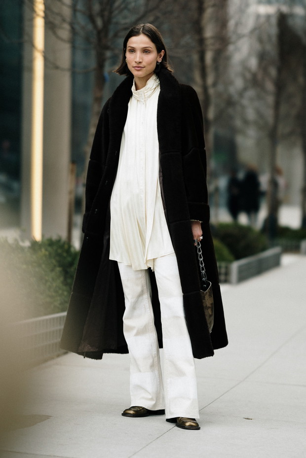 Jak noszą się teraz najbardziej stylowe dziewczyny z branży mody? Najmodniejsze stylizacje z ulic Nowego Jorku street style NYFW jesień-zima 2023/2024