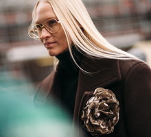 Street style po francusku. Tak noszą się teraz najbardziej stylowe dziewczyny z branży mody Paris Couture Week wiosna-lato 2023